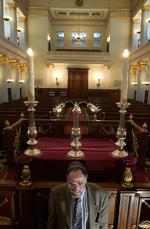Overrabbiner Bent Lexner i den jødiske synagoge i Krystalgade i København. Mosaisk Trossamfund oplever for tiden en øget opmærksomhed omkring deres institutioner. 