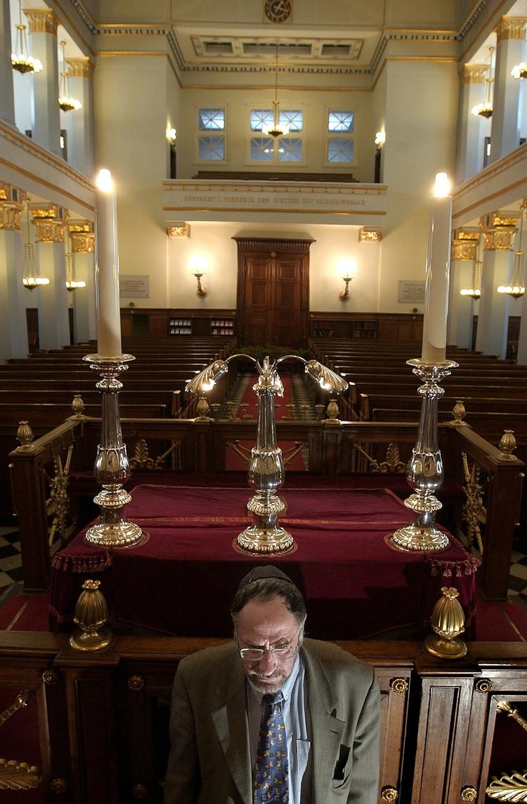 Overrabbiner Bent Lexner i den jødiske synagoge i Krystalgade i København. Mosaisk Trossamfund oplever for tiden en øget opmærksomhed omkring deres institutioner. 