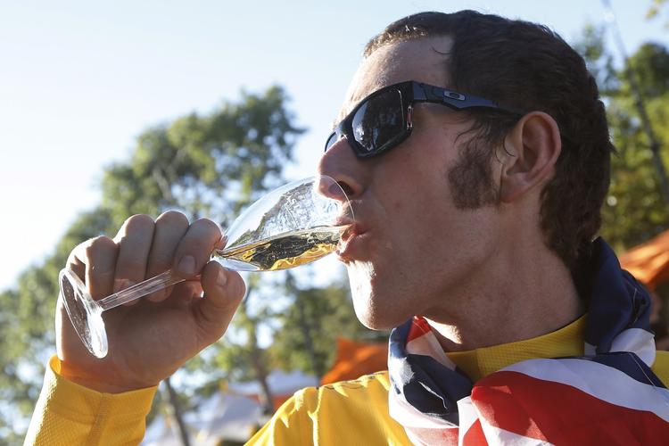 fest. Bradley Wiggins har nydt sejren i Tour de France så meget, at englænderen er ude af form. 