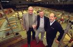 Arrangører. Fra venstre ses Karl Heinsvig, sportslig leder Henrik Elmgreen og Finn Andersen i Brøndby Hallen. 