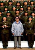 Centralisme. Den nordkoreanske leder Kim Jong-il, fotograferet med sine soldater som bagtæppe i april 2006. Adam Johnsons roman beskriver tilværelsen under hans regime. Foto: AP 