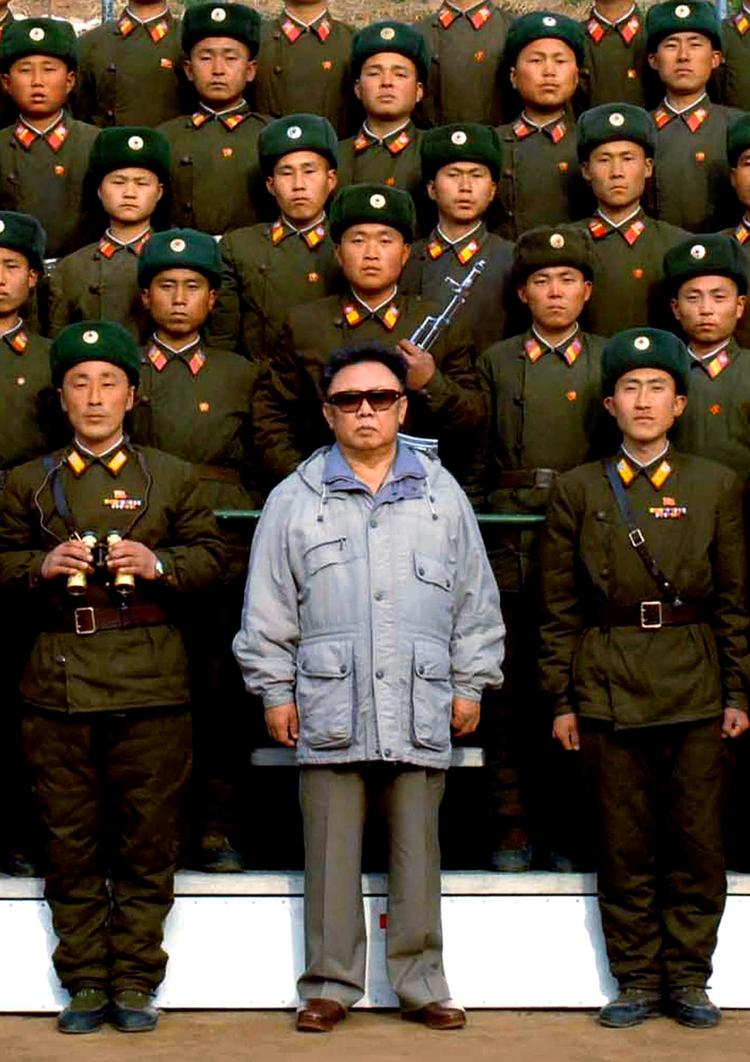 Centralisme. Den nordkoreanske leder Kim Jong-il, fotograferet med sine soldater som bagtæppe i april 2006. Adam Johnsons roman beskriver tilværelsen under hans regime. Foto: AP 