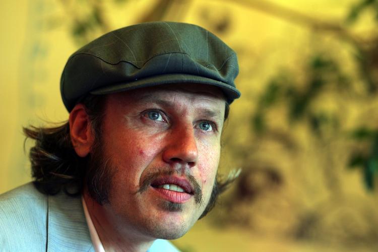 Svensk. Forfatter Carl-Johan Vallgren har efter denne anmelders smag smurt lidt for tykt på af den magiske realisme. 