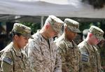 Siden amerikanerne indledte krigen mod Afghanistan den 7. oktober 2001 har 2000 af deres landsmænd mistet livet i krigen. Den øverstkommanderende for Natos styrker i Afghanistan, John Allen, holder her et øjebliks stilhed. 