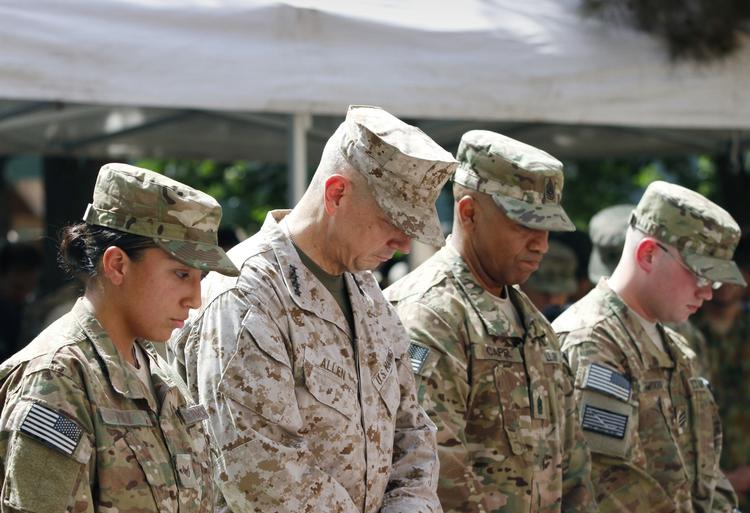 Siden amerikanerne indledte krigen mod Afghanistan den 7. oktober 2001 har 2000 af deres landsmænd mistet livet i krigen. Den øverstkommanderende for Natos styrker i Afghanistan, John Allen, holder her et øjebliks stilhed. 