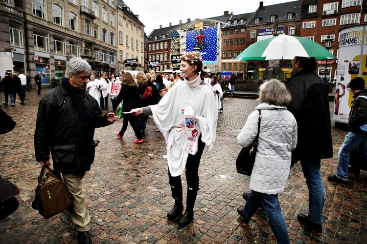 Skyld. Med skyld på. De humanitære organisationer prikker ofte til de handlendes dårlige samvittighed, når de foreslår medlemskab af for eksempel Amnesty eller Unicef. Det mener i hvert fald forretningsorganisationer i de store danske byer. 