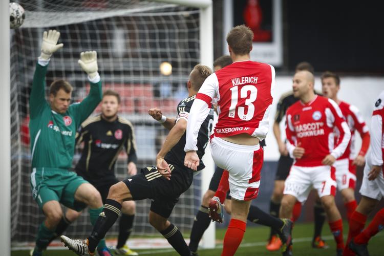 1-0. Efter fem minutter hamrede Sune Kiilerich Silkeborg foran. 