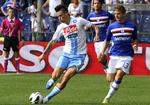INTERNATIONALT. Schweizeren Jonathan Rossini (th.) og sloveneren Marek Hamsik (tv.) mødtes i en kamp i den den italienske Serie A, hvor danske Simon Poulsen fik debut. 