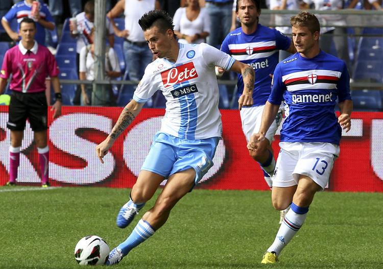 INTERNATIONALT. Schweizeren Jonathan Rossini (th.) og sloveneren Marek Hamsik (tv.) mødtes i en kamp i den den italienske Serie A, hvor danske Simon Poulsen fik debut. 