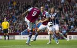 1-1. Efter klumpspil fik Darren Bent sparket et enkelt point hjem til Aston Villa. 