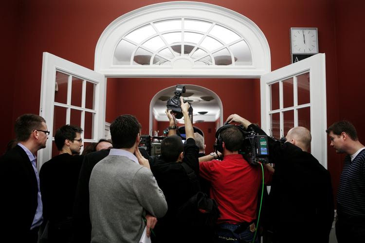 Medier. Har vi ikke fået Christiansborg fra væg til væg, ’Borgen’ op over begge ører, Folketing forfra, bagfra og fra siden? 