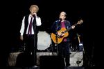 Koncert. Her optræder Art Garfunkel sammen med Paul Simon i en genforening af duoen Simon &amp; Garfunkel i 2004 i Parken i København. 