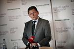 Navneændring. Lars Barfoed (K) holder pressemøde. I baggrunden ses det nu ændrede navn på partiprogrammet. 