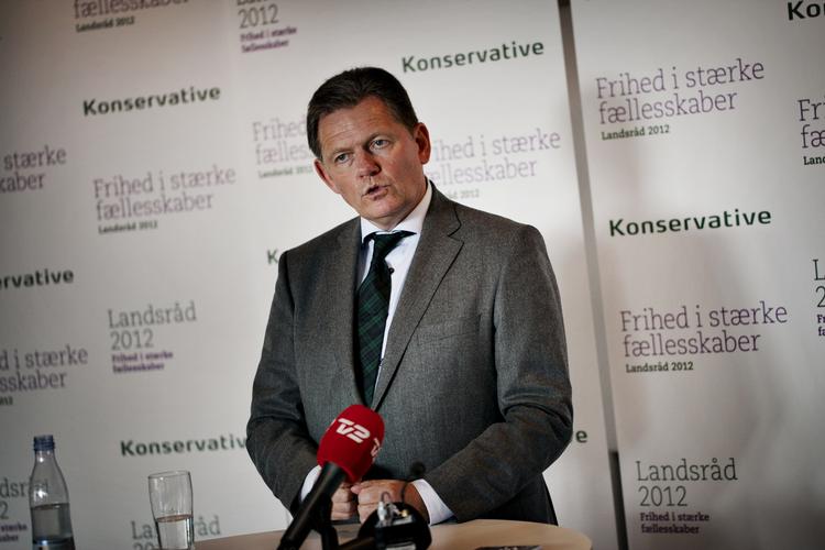 Navneændring. Lars Barfoed (K) holder pressemøde. I baggrunden ses det nu ændrede navn på partiprogrammet. 