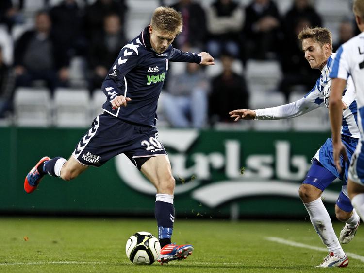 topscorer. AGF's Aron Jóhannsson (tv) har bombet mål ind og tiltrukket sig opmærksomhed fra verdens største liga. 