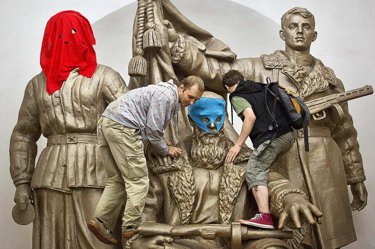 Helte. Lige før dommen over Pussy Riot gik deres støtter i aktion på en af Moskvas metrostationer, der er fyldt med statuer af helte fra Anden Verdenskrig. 