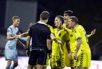 tv-penge. Selv om Brøndby sandsynligvis kan prale af mange tv-seere til klubbens kampe, så betyder fordelingen efter placering i rækken, at holdet indkasserer færrest tv-penge. 