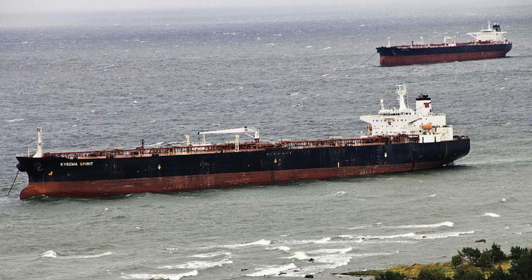 Grundstødt. Den stigende risiko for skibsulykker med olieudslip i Østersøen blev udpenslet mandag, da tankskibet ’Kyeema Spirit’ på 249 meter grundstødte ud for Tallinn. Om bord er 2.500 ton brændstof. Endnu er der ikke konstateret udslip. Foto: AP 