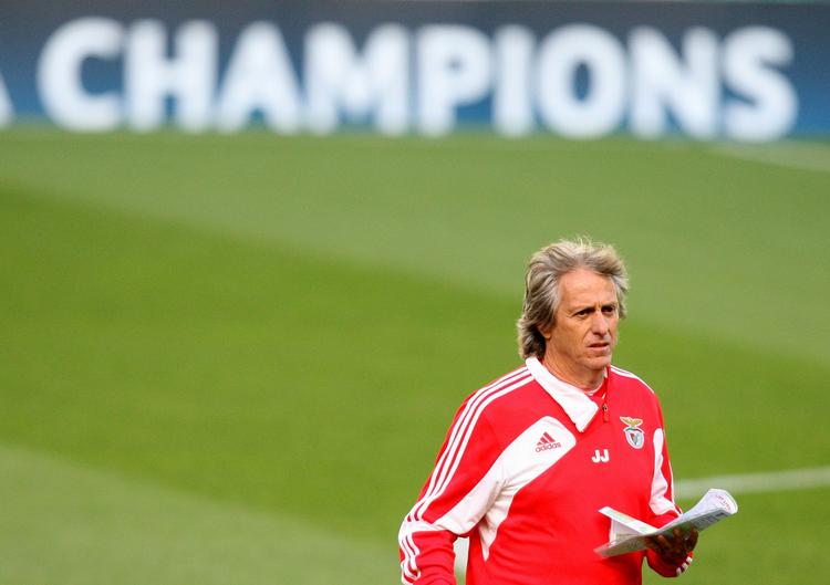 optimist. Benfica-træner Jorge Jesus mener godt, hans hold kan hamle op med Barcelonas stjerner. 