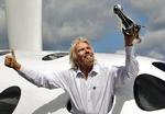 Rejseklar. Rejsedirektør med mere Richard Branson er i fuld gang med at tage imod pladsreservationer til sit selskabs første rumrejse. 