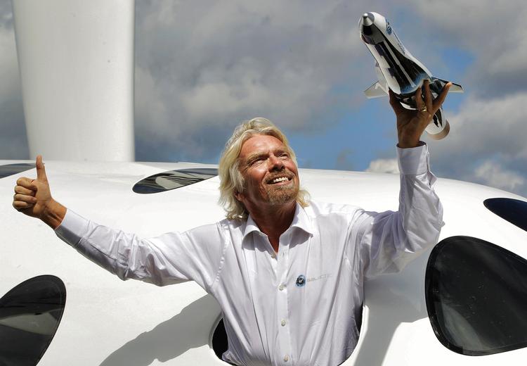 Rejseklar. Rejsedirektør med mere Richard Branson er i fuld gang med at tage imod pladsreservationer til sit selskabs første rumrejse. 