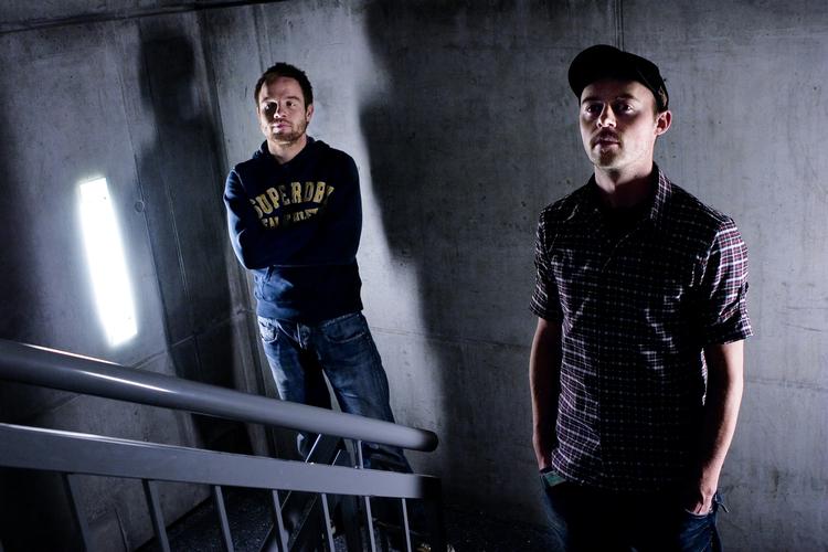 Revanche. Rune Tolsgaard (bagest) og Esben Pretzmann oplyser på deres duos Facebookside, at de gerne ville have spillet til Gaffa-prisen. »Men da vi spurgte om det kunne lade sige gøre, fik vi et hånligt og næsvist GRIN som svar. Nu er vi i stedet blevet værter på showet:-( men vi skal fandme nok få presset nogle sange ind... om de vil det eller ej....HA!«, lyder det fra duoen. 