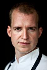 Livsforløb. Den eksperimenterende kok Nicolai Tram har igennem lang tid forberedt sig til weekendens svyretters servering: Et one-man-show med titlen 'Fra vugge til grav'. 