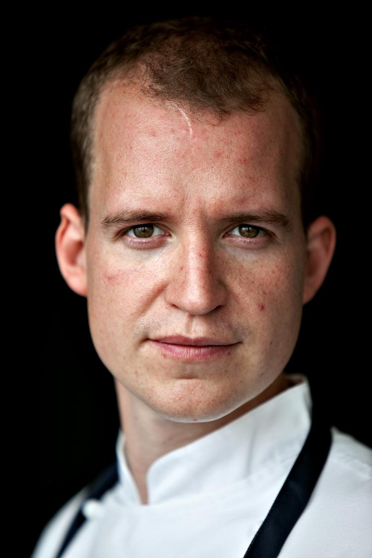 Livsforløb. Den eksperimenterende kok Nicolai Tram har igennem lang tid forberedt sig til weekendens svyretters servering: Et one-man-show med titlen 'Fra vugge til grav'. 