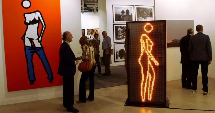 MESSE. Nok er kunsten i profane rammer, men man skal ikke snyde sig for et besøg under kunstmessen i Basel, Schweiz. 