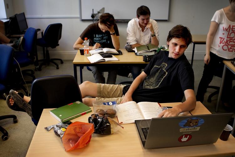 STUDIEHJÆLP. Studerende kan få knap 3.000 kroner hver måned i studielån. Først når studiet er afsluttet, skal pengene betales tilbage. 