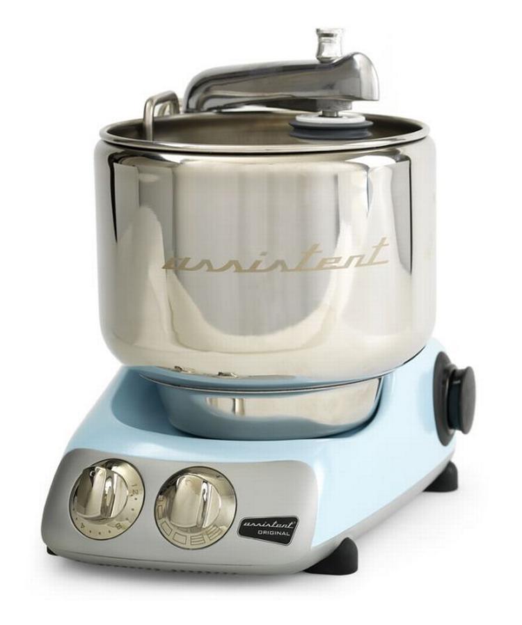 Solid. Assistent-køkkenmaskinen kan klare 5 kilo dej ad gangen - og meget andet. Klik for større foto. 