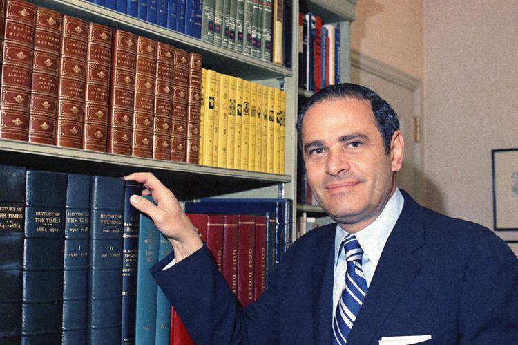Avisejer. Arthur Ochs Sulzberger var ikke udset til en fremtrædende rolle på New York Times. Men et dødsfald i familie bragte ham i 1963 i front i avisimperiet, som han i de følgende år udvidede og moderniserede. 