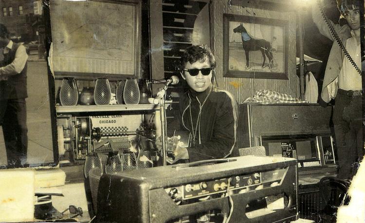 I studiet. Efter to pladeudgivelser  blev Rodriguez fyret og glemt. Rygterne  sagde endda, at han havde begået selvmord på scenen. Men som dokumentarfilmen  viser, har han levet et aldeles glimrende liv - også uden berømmelsen. 