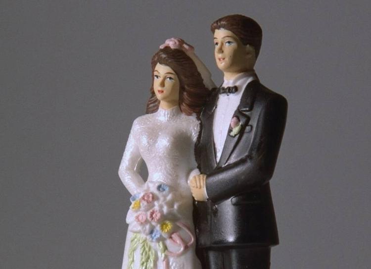 Følgeskab. Et ugift par med lav løn og uden børn kan få 8.100 kr mere i kontanthjælp om måneden end et tilsvarende gift. Et højtlønnet ugift par med to børn får 14.582 kroner mere ind på kontoen end et gift. 