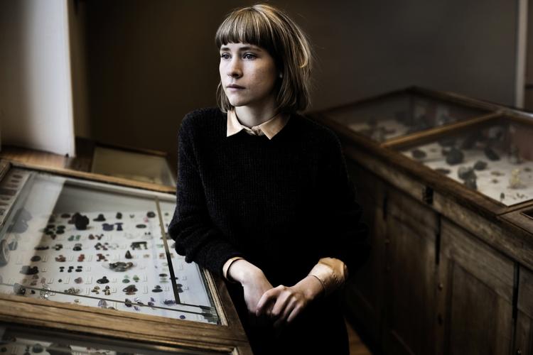 Uefterlignelig. Amalie Smith har sin helt egen, usentimentale måde at skabe et refleksionsrum på. 