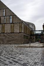 Hilsen. Det buede tag løfter på hatten til den gamle retsbygning, og indenfor er alt skabt med henblik på sikkerhed, holdbarhed og stresskontrol. 