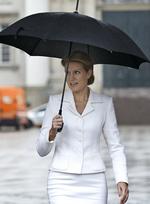 Demokrati. Dårlige meningsmålinger og internt uro i SF presser statsminister Helle Thorning-Schmidt. 