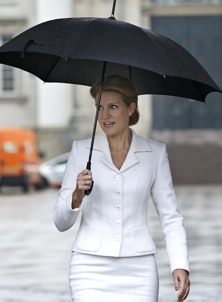 Demokrati. Dårlige meningsmålinger og internt uro i SF presser statsminister Helle Thorning-Schmidt. 