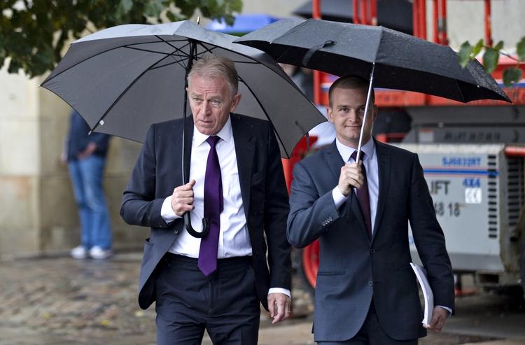 Tradition. SF's Villy Søvndal og Thor Möger Pedersen er på vej til gudstjeneste i Christiansborgs Slotskirke. Gamle traditioner, som nogle politikere finder unødvendige. 