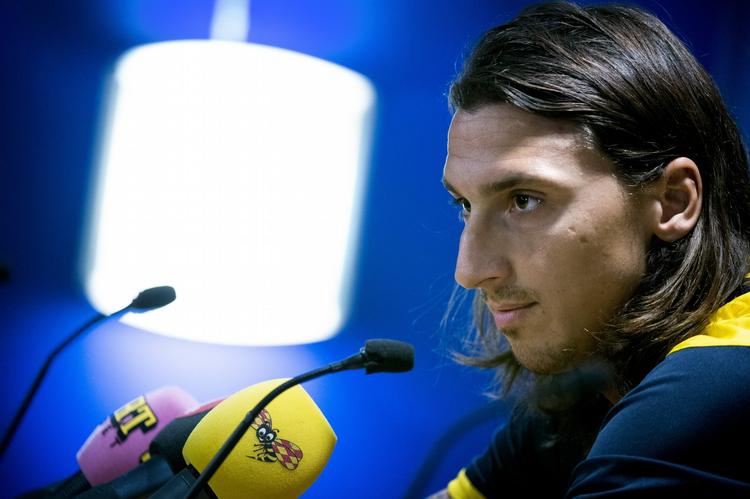 Skadet. Det svenske landsholds stjerne, Zlatan Ibrahimovic, har problemer med sin fod, efter han blev tacklet i weekendens kamp i den franske liga. 