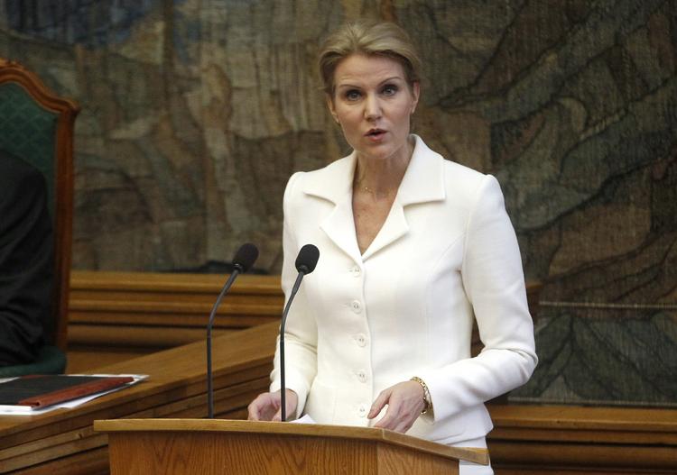 Parallelsamfund. »Vi skal vise de unge, at vi er på deres side«, siger Thorning i sin åbningstale og bebuder stramninger mod tvangsægteskaber. 