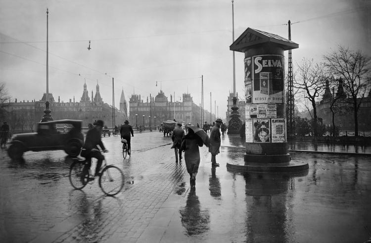 Fortællinger. Måske vil unge i fremtiden more sig over at læse om, hvordan nutidens unge københavnere nyder kaffe, øl og sol på den historiske Dronning Louises Bro. 