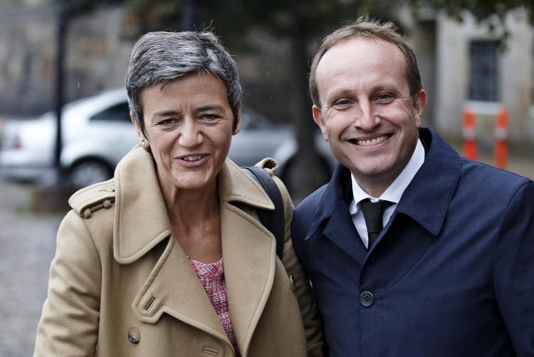 Ministerpar. Margrethe Vestager og Martin Lidegaard på vej til dagens åbningsdebat i Folketinget. 