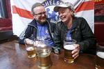 Parløb. Justine Snell (t.h.) og Neil Wilcox er tilbage i København, hvor de i foråret 2011 så Chelsea slå FC København. I aften er FC Nordsjælland modstanderen. 