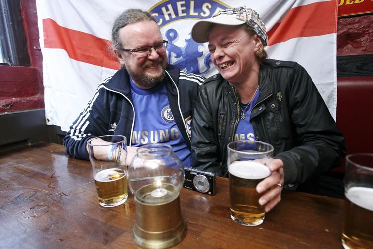 Parløb. Justine Snell (t.h.) og Neil Wilcox er tilbage i København, hvor de i foråret 2011 så Chelsea slå FC København. I aften er FC Nordsjælland modstanderen. 