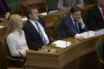 Reaktion. Liberal Alliances formand, Anders Samuelsen (midten), bruger Helle Thorning-Schmidts eget eksempel om skoledrengen Emil til at kritisere regeringens politik. 