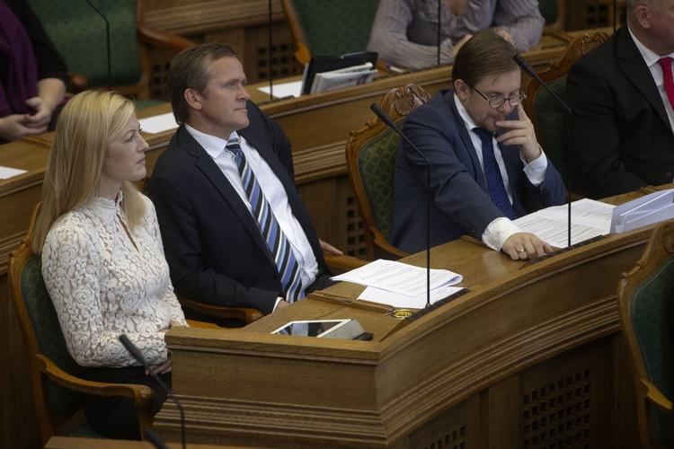 Reaktion. Liberal Alliances formand, Anders Samuelsen (midten), bruger Helle Thorning-Schmidts eget eksempel om skoledrengen Emil til at kritisere regeringens politik. 