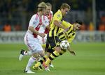 rutine. Christian Poulsen (tv) fik ros for indsatsen efter Ajax' kamp mod de tyske mestre fra Dortmund. 