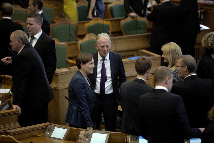 PARTIFÆLLER. Astrid Krag og Villy Søvndal var i dag begge at finde i folketingssalen til Folketingets åbning. 