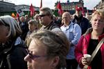 PROTEST. Danskere demonstrerer mod regeringens dagpengereform på Rådhuspladsen. 